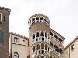 Schodiště paláce Palazzo Contarini del Bovolo – nejkrásnější vyhlídka v Benátkách Točité schodiště paláce Palazzo Contarini del Bovolo