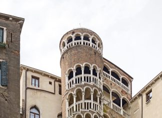Schodiště paláce Palazzo Contarini del Bovolo – nejkrásnější vyhlídka v Benátkách Točité schodiště paláce Palazzo Contarini del Bovolo