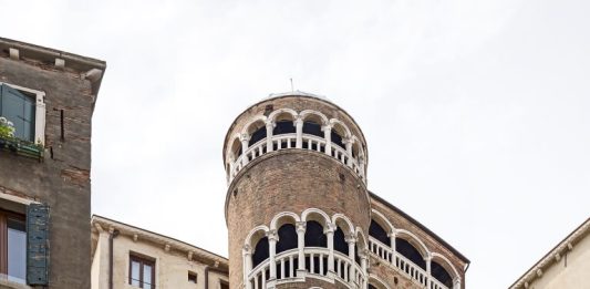 Točité schodiště paláce Palazzo Contarini del Bovolo