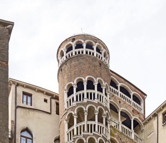 Točité schodiště paláce Palazzo Contarini del Bovolo