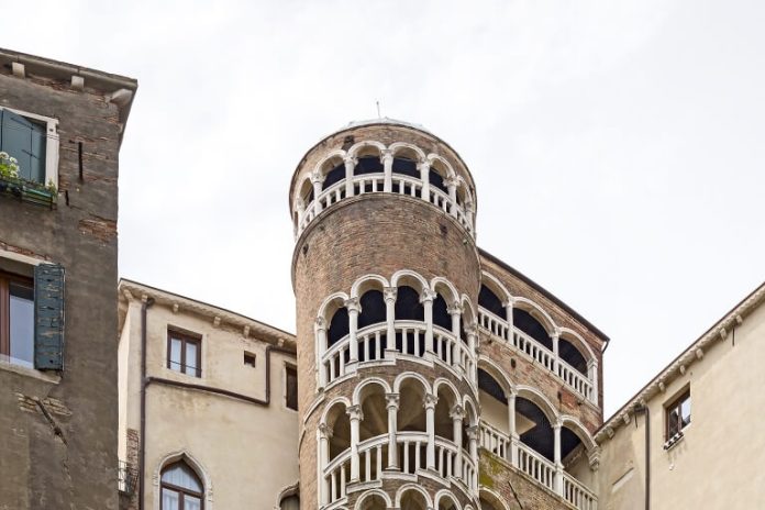 Točité schodiště paláce Palazzo Contarini del Bovolo