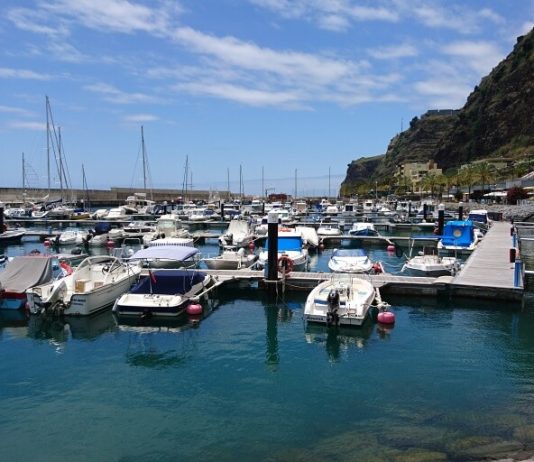 Plavby a výlety lodí na Madeiře Přístav Calheta na Madeiře