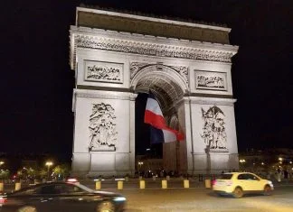 Vítězný oblouk (Arc de Triomphe) v Paříži