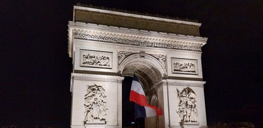 Vítězný oblouk (Arc de Triomphe) v Paříži