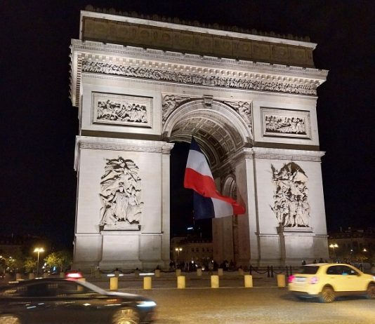 Vítězný oblouk (Arc de Triomphe) v Paříži