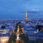 Vítězný oblouk - pohled na nasvícenou Eiffelovu věž