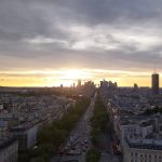 Vítězný oblouk - výhled na čtvrť La Défense